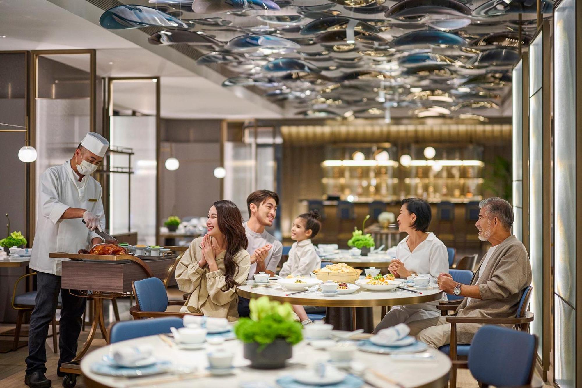 Intercontinental Kaohsiung By Ihg Hotel Kültér fotó The Club at Hong Kong International Airport
