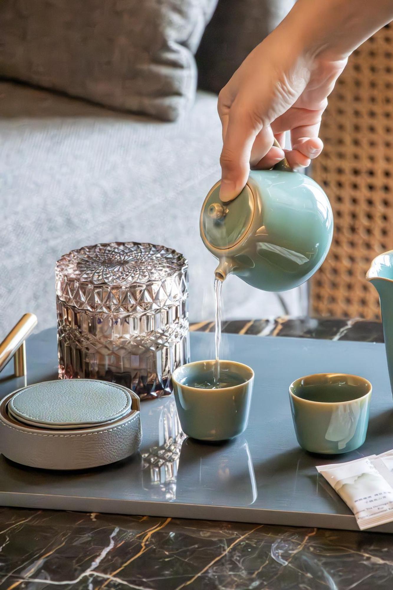 Intercontinental Kaohsiung By Ihg Hotel Szoba fotó Tea being poured into a teacup