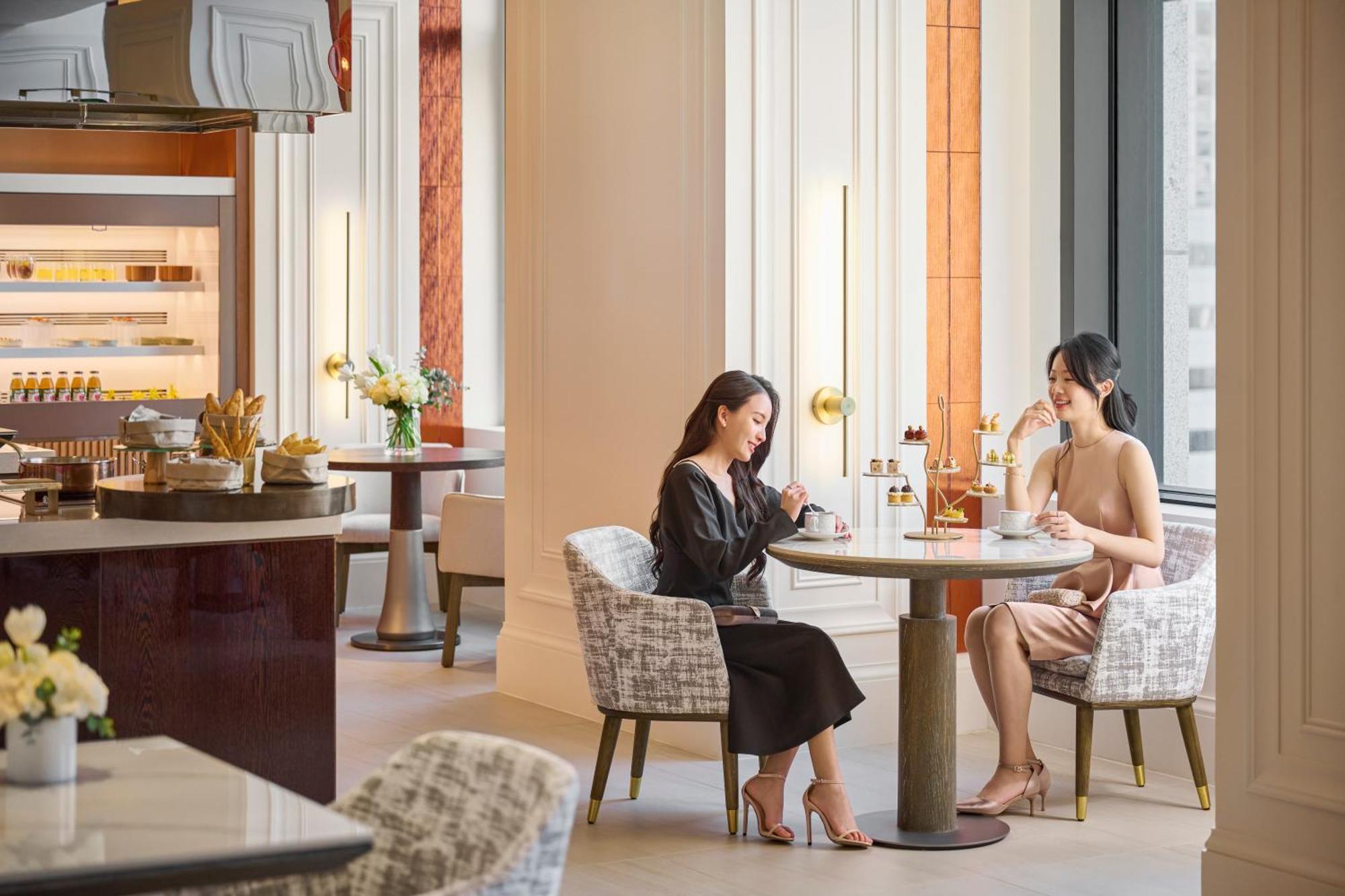 Intercontinental Kaohsiung By Ihg Hotel Kültér fotó The Lounge at the Westin Hong Kong